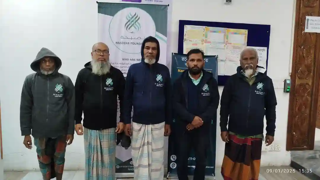 শীত মৌসমে অসচ্ছল নিরাপত্তা রক্ষীদের মাঝে শীতবস্ত্র বিতরণ