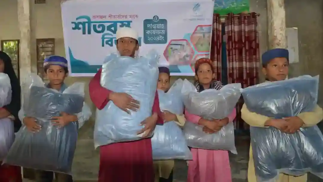 শীতার্ত মানুষের মাঝে শীতবস্ত্র বিতরণ। স্থানঃ আদিতমারি, লালমনিরহাট (1)